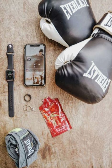 Trainer befestigt Boxsack